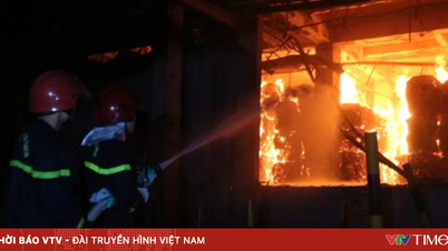 Un gran incendio se desató en una fábrica de papel y cartón de 5.000 m² en Hung Yen.