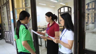 Ujian Kelas 10 Hanoi: Para kandidat mulai mengikuti ujian Sastra.