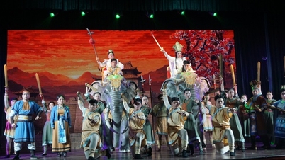L'énergie juvénile de la troupe artistique Vam Co revitalise « Les Tambours de Me Linh ».