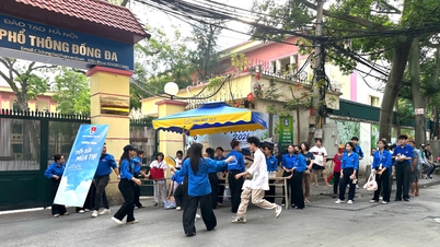 As the Literature exam for 10th grade approaches, many candidates are frantically rushing to the examination centers.