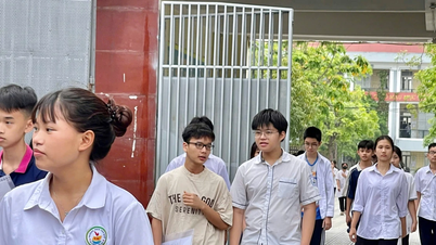 À Hanoï, les élèves passent leur premier examen ; les parents attendent anxieusement leurs enfants devant les grilles de l'école.