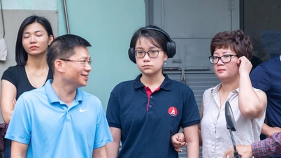 Onvergetelijke momenten tijdens het eerste examen van leerlingen in het tiende leerjaar in Hanoi.