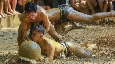 Tisíce lidí sledují soutěž v hodu míčem na aréně plné bláta na unikátním festivalu v Bac Ninh.