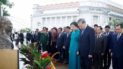 Generalsekretær og president To Lam legger ned en krans foran statuen av president Ho Chi Minh i Singapore.