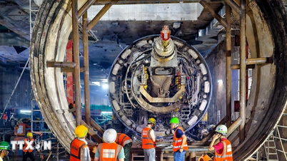 האנוי: פירוק רכיבי רובוט TBM מתחנת הרכבת התחתית S12 אל פני השטח במהלך הלילה.