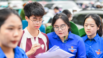 Las camisetas azules de los voluntarios cubrían muchos de los centros de examen en Hanói.