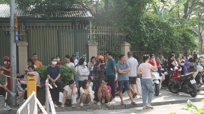 Hanoi'deki 10. sınıf giriş sınavı: Çocuklarına eşlik eden "özel adaylar".