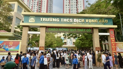 ພໍ່ແມ່ນັກຮຽນກຳລັງແອອັດຢູ່ໜ້າປະຕູໂຮງຮຽນດ້ວຍຄວາມກັງວົນ, ລໍຖ້າການສອບເສັງເຂົ້າຮຽນຊັ້ນມໍ 10 ຂອງລູກໆຂອງເຂົາເຈົ້າຢ່າງກະຕືລືລົ້ນ.