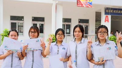 Literaturprüfung für den Eintritt in die 10. Klasse: Die Kandidaten aus Hanoi sind von den beiden Aufsatzfragen begeistert.