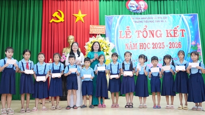 La signora Ho Thi Hoang Yen, vicesegretaria permanente del Comitato provinciale del Partito, ha partecipato alla cerimonia di chiusura dell'anno presso la scuola primaria Tan My A.