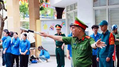La polizia di Hanoi garantisce la sicurezza e l'ordine durante l'esame di ammissione alla decima classe.