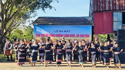 Questo fine settimana, 40 artigiani del villaggio di Krai si esibiranno con musica di gong e tamburi nella piazza Dai Doan Ket.