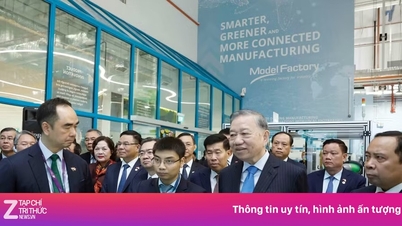 The General Secretary and President visit a model factory for advanced production technology.