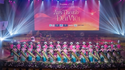 ศิลปิน 130 คน ร่วมกับรองศาสตราจารย์ ตัน หนาน และ ดร. อานห์ โถ ถ่ายทอดเรื่องราวของชาติผ่านเสียงของชาวเวียดนาม