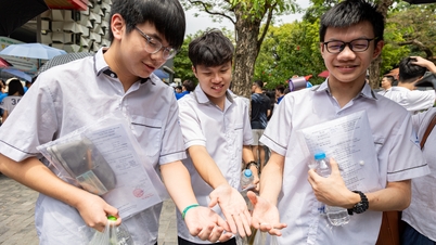 Ein Schüler aus Hanoi hat bei der Literaturprüfung der 10. Klasse „den Jackpot geknackt“, ist sich einer 9 sicher und prahlt damit, den Aufsatz so lange geschrieben zu haben, bis seine Hand rot war.