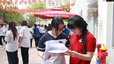 A hanoi diákok örömtől ragyogtak, amikor elhagyták az irodalomvizsga termet: A kérdések kezelhetőek voltak, így könnyen lehetett 7-8 pontot szerezni.