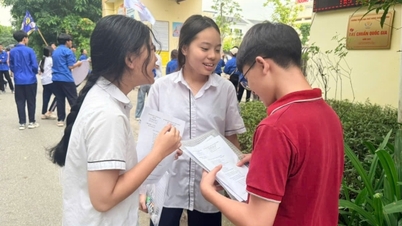 Gli insegnanti di Hanoi valutano l'esame di letteratura del decimo anno come di difficoltà moderata e in grado di differenziare notevolmente le capacità degli studenti.