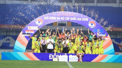 VFF-president Tran Quoc Tuan gratulerte Ho Chi Minh City Women's Club med å ha forsvart sin nasjonale cuptittel.