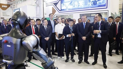General Secretary and President To Lam visits technology facilities in Singapore.