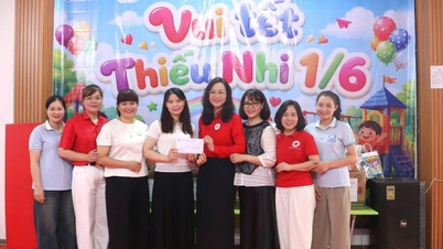 Rendre visite aux enfants handicapés du centre KAZUO Lang Son pour le soutien au développement de l'éducation inclusive et leur offrir des cadeaux.