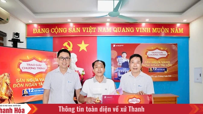 VNPT Thanh Hoa delar ut "Huvudpriset" på 5 tael à 9999 guld till en lycklig företagskund.