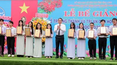 Wakil Ketua Komite Rakyat Provinsi - Nguyen Quynh Thien menghadiri upacara penutupan akhir tahun di Sekolah Menengah Kejuruan Nguyen Thien Thanh.