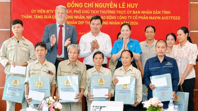 ທ່ານ ຮືງອຽນ ມອບຂອງຂວັນ 100 ຊຸດໃຫ້ແກ່ພະນັກງານ ແລະ ກຳມະກອນຂອງບໍລິສັດ Mavin Austfeed.