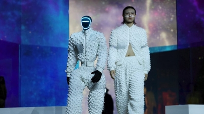 When robots take to the Seoul fashion runway.