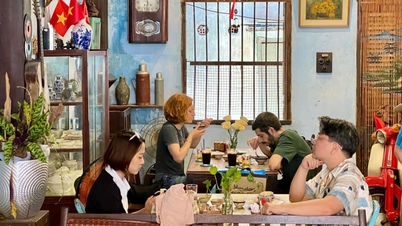 Tajemnicą nieodkrytej restauracji serwującej łamany ryż w Sajgonie, znajdującej się tuż obok domu południowowietnamskiego generała, jest to, że była to „gorąca atrakcja”.