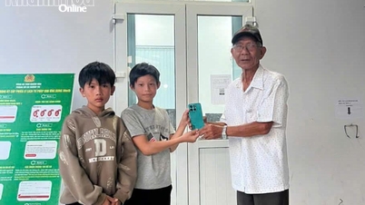 İki öğrenci bir telefon buldu ve sahibini bulmak için harekete geçti.