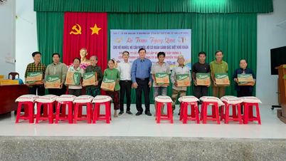 Mendonasikan 300 paket hadiah kepada keluarga kurang mampu di komune My Huong.