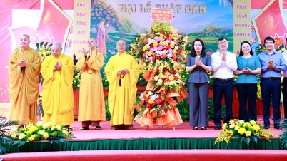 Frau Nguyen Thi Huong, stellvertretende Sekretärin des Parteikomitees der Provinz Bac Ninh, übermittelt ihre Glückwünsche zur Feier des Geburtstags Buddhas in der Vinh Nghiem Pagode.