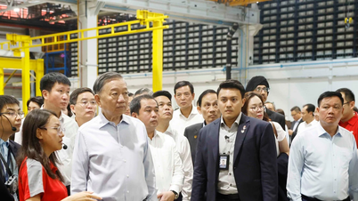 [Foto] Algemeen secretaris en president To Lam bezoekt het Singapore Railway Testing Centre.