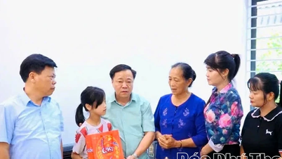 ຕາແສງຮ່ຽນກວນ ໄດ້ມອບຂອງຂວັນ 16 ຊຸດໃຫ້ເດັກນ້ອຍທີ່ທຸກຍາກ.