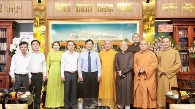 Para pemimpin Bandar Raya Ho Chi Minh mengucapkan tahniah atas sambutan Hari Keputeraan Buddha di Kuil Leluhur Hoi Khanh.