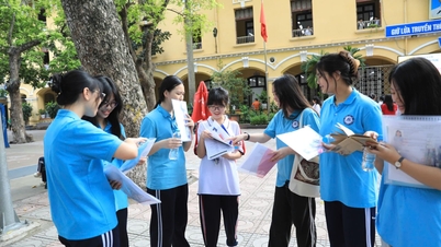 Exame oficial de inglês para admissão ao 10º ano em Hanói.