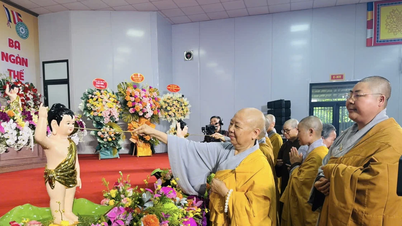 Hanoi feierte feierlich den Geburtstag Buddhas im Jahr 2570 nach dem buddhistischen Kalender.