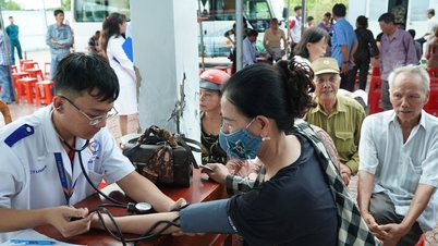 Ca Mau lancia una campagna per offrire controlli medici gratuiti a tutti i cittadini e interventi chirurgici oculistici gratuiti ai meno abbienti.