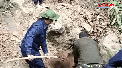 Laos'ta şehit düşenlerin kalıntılarını aramak ve toplamak için ormanlarda yürüyüş yapmak ve dereleri geçmek.