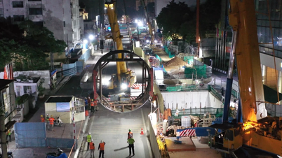 [Video] Hanoi: O macaraua ridică peste noapte componentele robotului de forare a tunelurilor de la stația de metrou S12 la suprafață.
