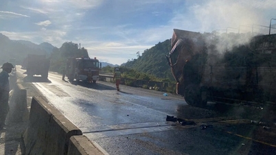 Menyelidiki penyebab truk kargo terbakar di jalan raya.