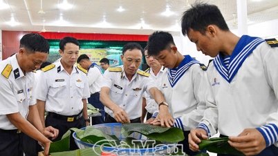 Marinregion 5 anordnade entusiastiskt en tävling i att inslagna banh chung (vietnamesiska riskakor) och gio (vietnamesisk korv).