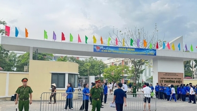 Poliția din secția Viet Hung asigură securitatea și siguranța pentru examenul de admitere la clasa a X-a.