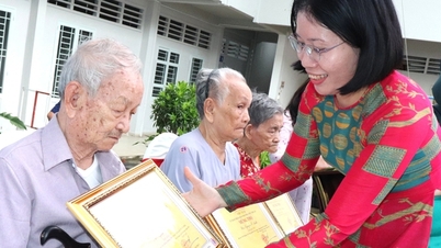 Bandar Raya Ho Chi Minh: Wad Phu Nhuan meraikan hari lahir lebih 1,000 warga emas.