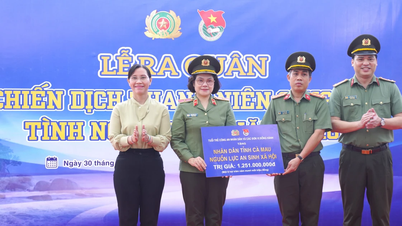 Pegawai polis muda melancarkan Kempen Sukarelawan Musim Panas 2026 di Ca Mau.