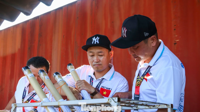 All'interno dell'area dello spettacolo pirotecnico, le squadre vietnamita e cinese stanno per sparare.