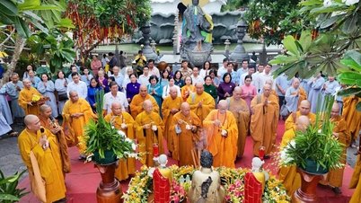 Una animada celebración del cumpleaños de Buda en el monasterio zen de Go Ken.