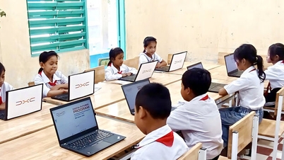 ບໍລິຈາກຄອມພິວເຕີ ແລະ ຂອງຂວັນໃຫ້ນັກຮຽນໂຮງຮຽນປະຖົມ ແລະ ມັດທະຍົມຕອນປາຍ ນູຍໂຕ.