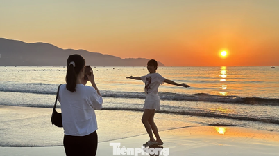 Anak muda berbondong-bondong ke pantai Da Nang untuk menyaksikan matahari terbit.