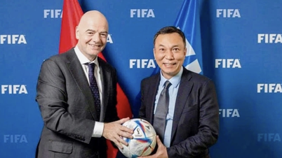 Președintele FIFA, Gianni, oferă un „cadou” special clubului CAHN, profund impresionat de realizările lor remarcabile.